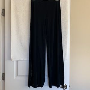 Studio M petite wide leg pant. Stretchy. Excellent condition